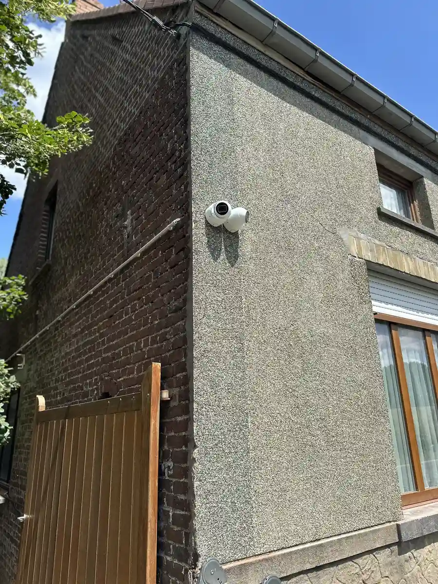 Dubbele camera-installatie voor buitenterreinbewaking, Bram Security in Dentergem.